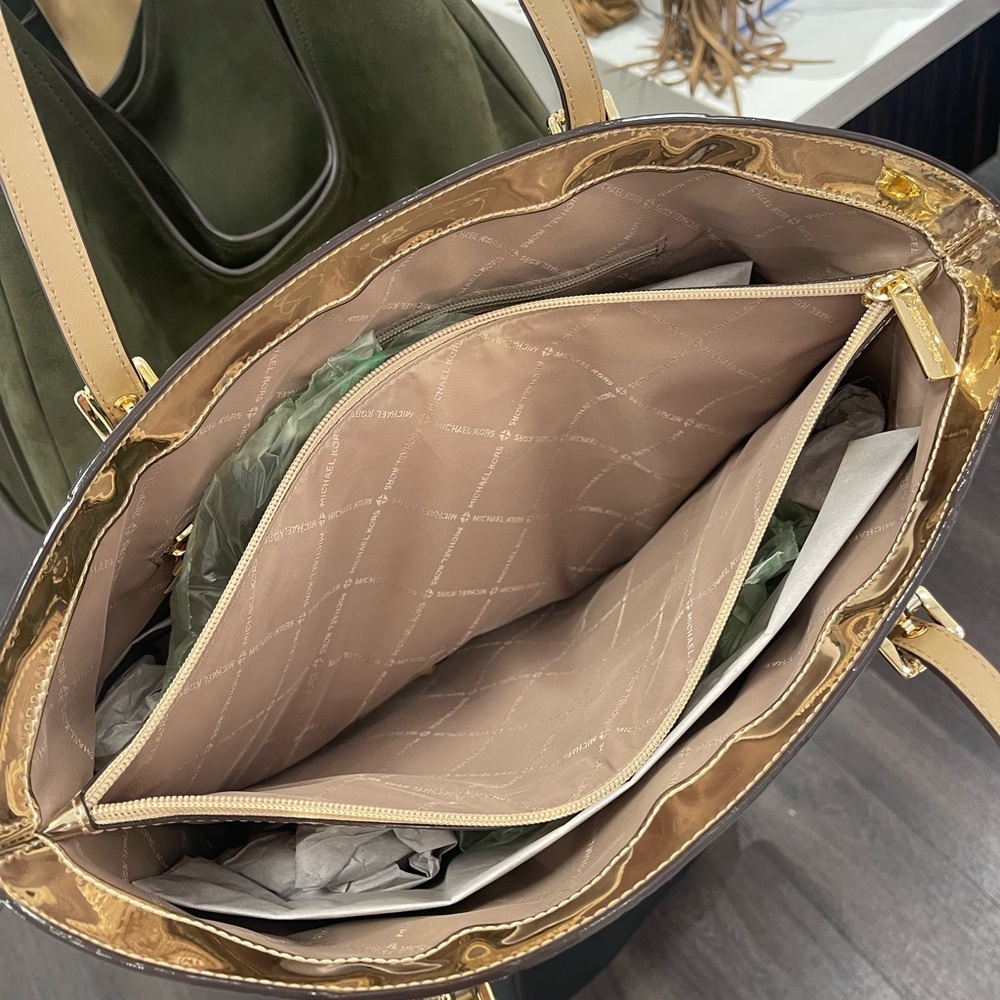 MICHAEL KORS Voyager Large Metallic Logo Debossed EW Shoulder Tote Bag
Pale Gold - Picture 12 of 16